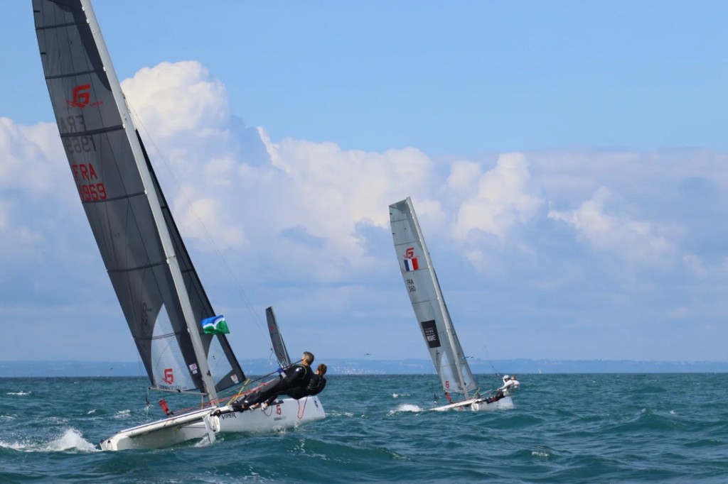 Catamaran Goodall Viper en régate